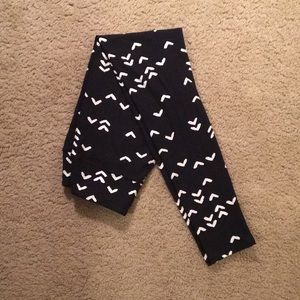 Black and white lularoe leggings